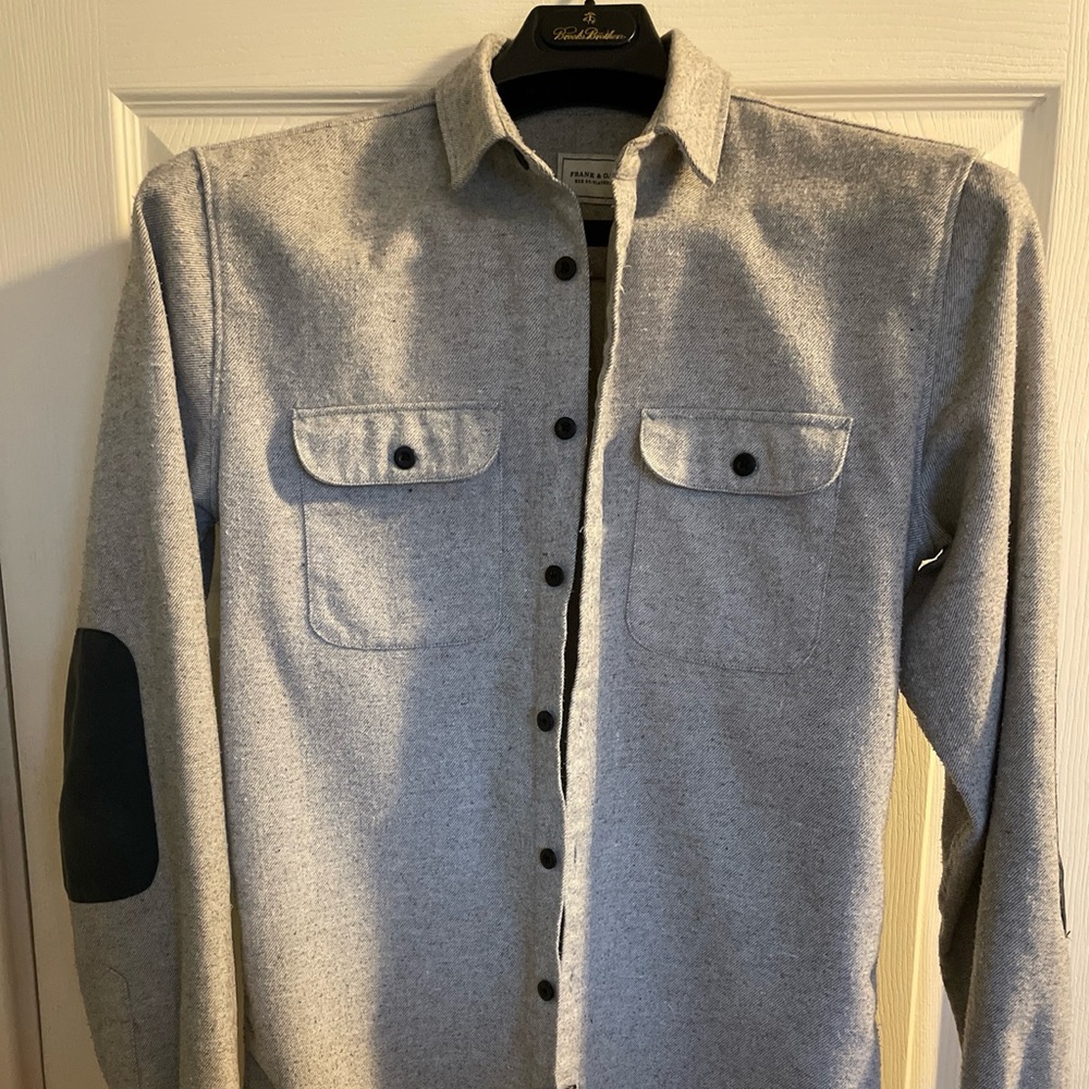 Frank and Oak twill flannel in light grey with should pads. Size Medium tall.